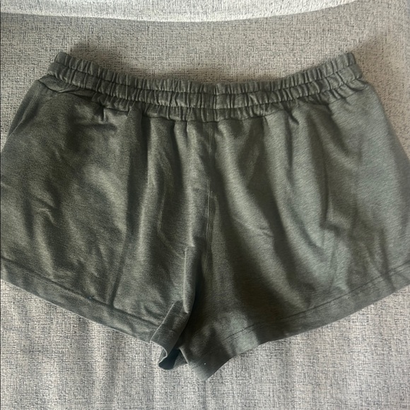 Vuori Halo Women's Medium Olive Green Shorts - Picture 2 of 2